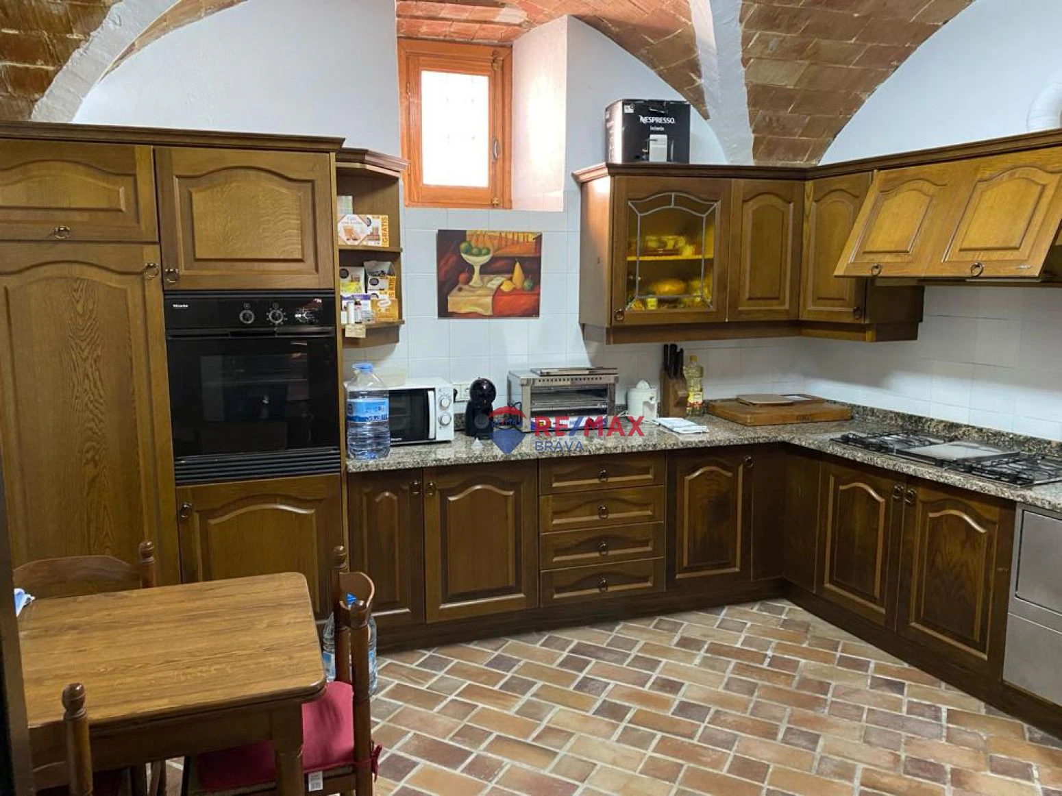 Casa de diseño antiguo en el centro del Pla de l´Estany