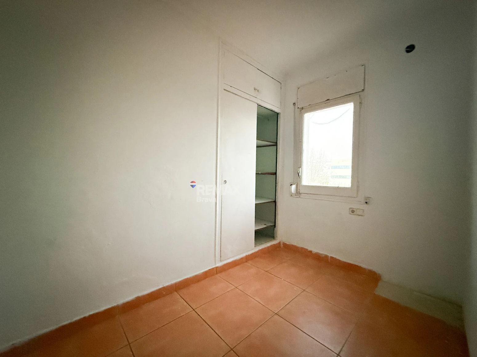 Empuriabrava · Apartamento para reformar con amplia terraza, ideal como inversión y posibilidad de financiación 100%