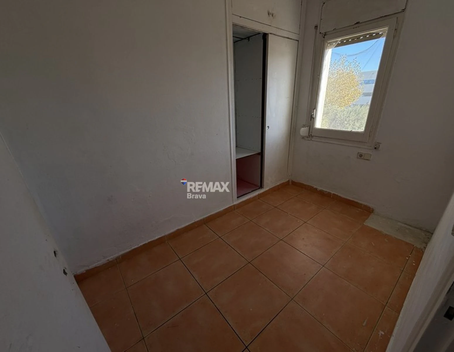 Empuriabrava · Apartamento para reformar con amplia terraza, ideal como inversión y posibilidad de financiación 100%