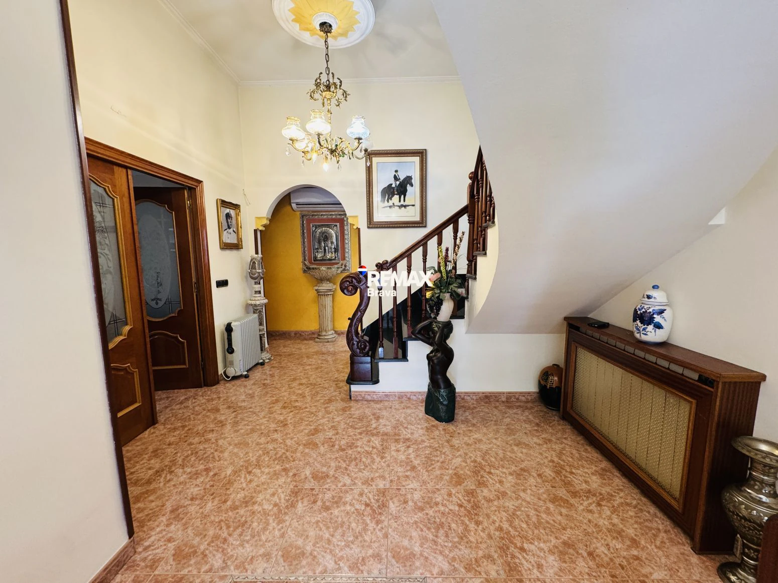 Exclusiva Casa Independiente en Montilivi: Privacidad, Luz y Elegancia en Girona