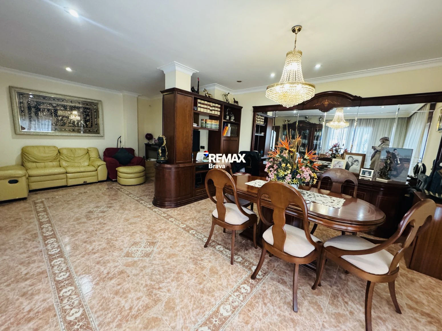 Exclusiva Casa Independiente en Montilivi: Privacidad, Luz y Elegancia en Girona
