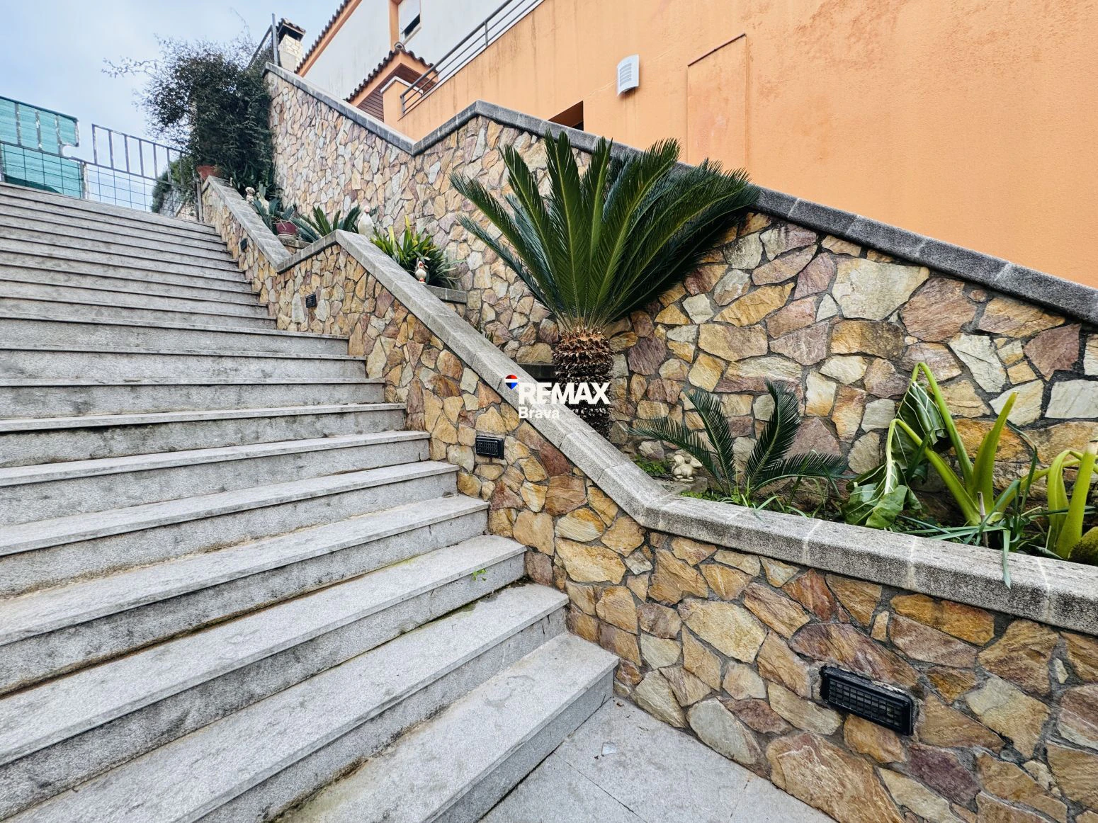 Exclusiva Casa Independiente en Montilivi: Privacidad, Luz y Elegancia en Girona