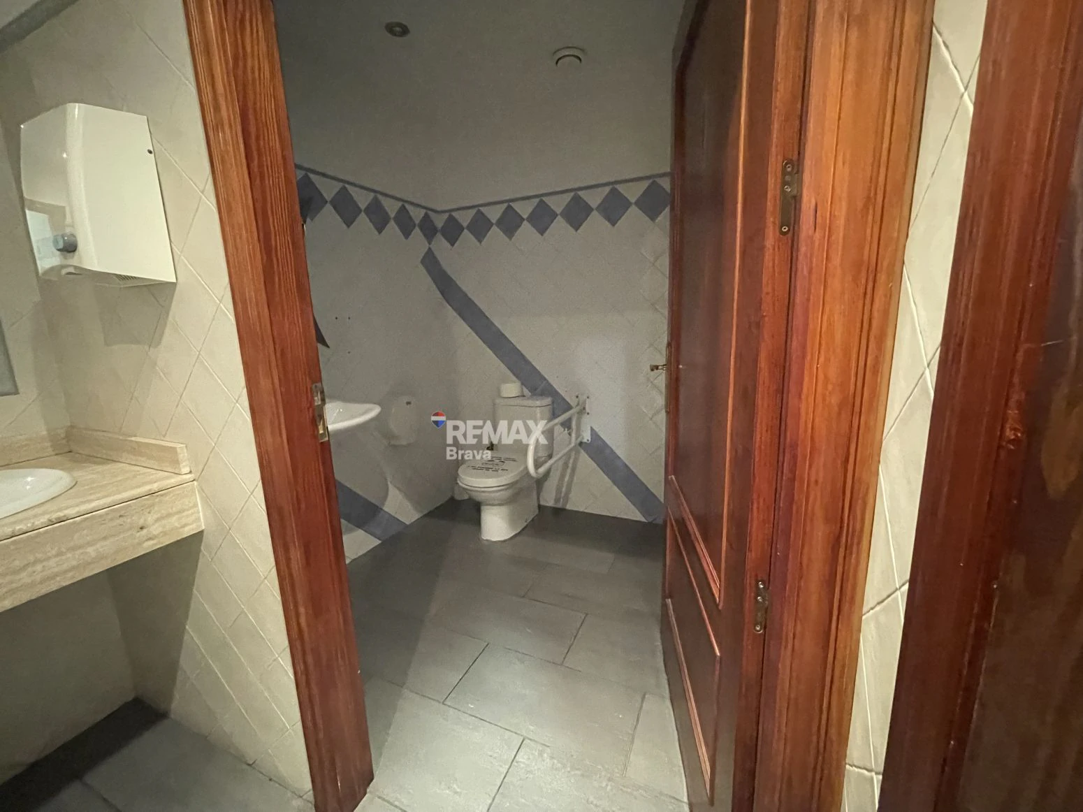 Local Bar-Restaurante en Venta en Roses con inquilino activo y alta rentabilidad