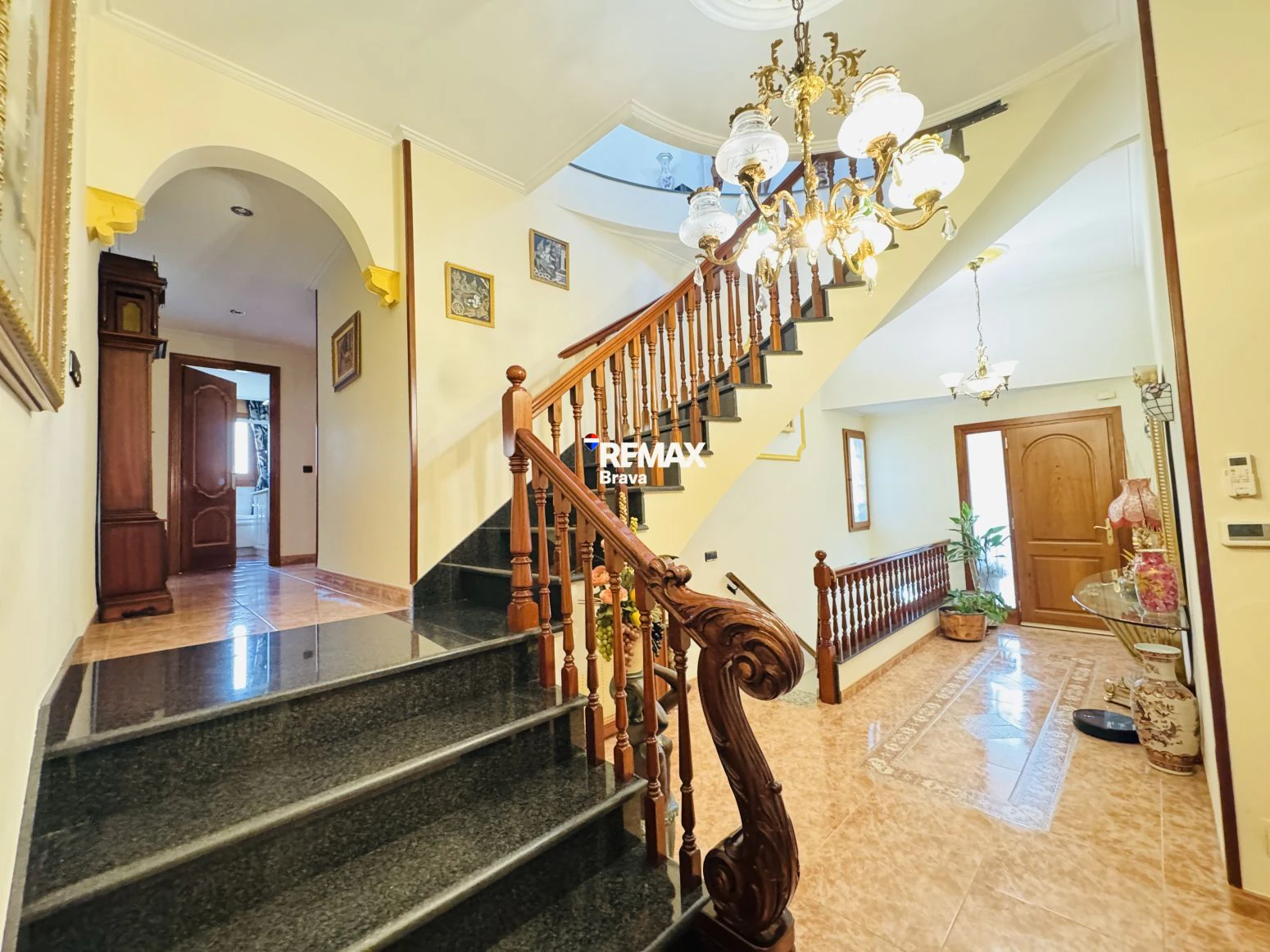 Exclusiva Casa Independiente en Montilivi: Privacidad, Luz y Elegancia en Girona