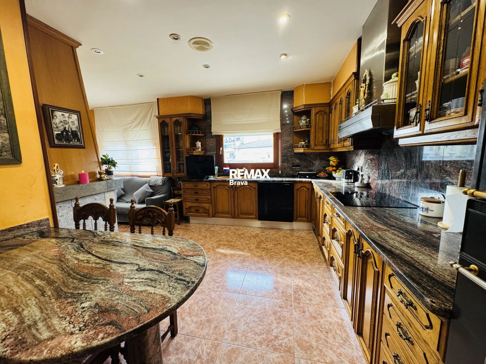 Exclusiva Casa Independiente en Montilivi: Privacidad, Luz y Elegancia en Girona