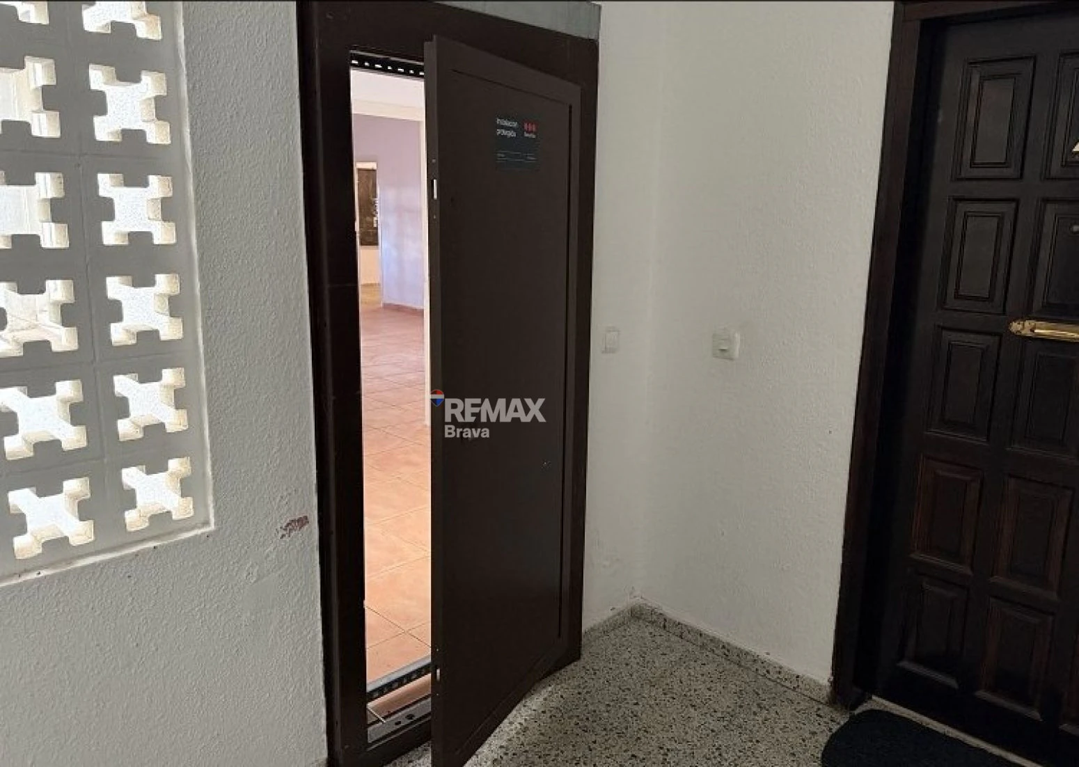 Empuriabrava · Apartamento para reformar con amplia terraza, ideal como inversión y posibilidad de financiación 100%
