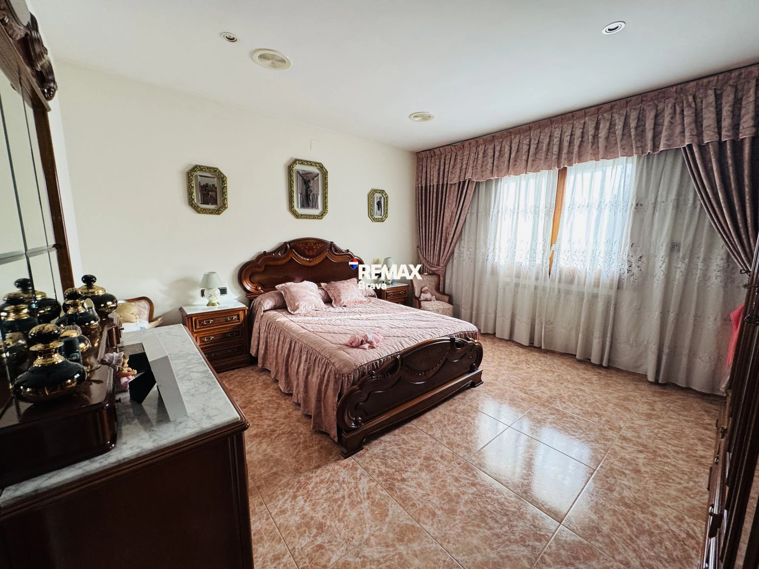 Exclusiva Casa Independiente en Montilivi: Privacidad, Luz y Elegancia en Girona