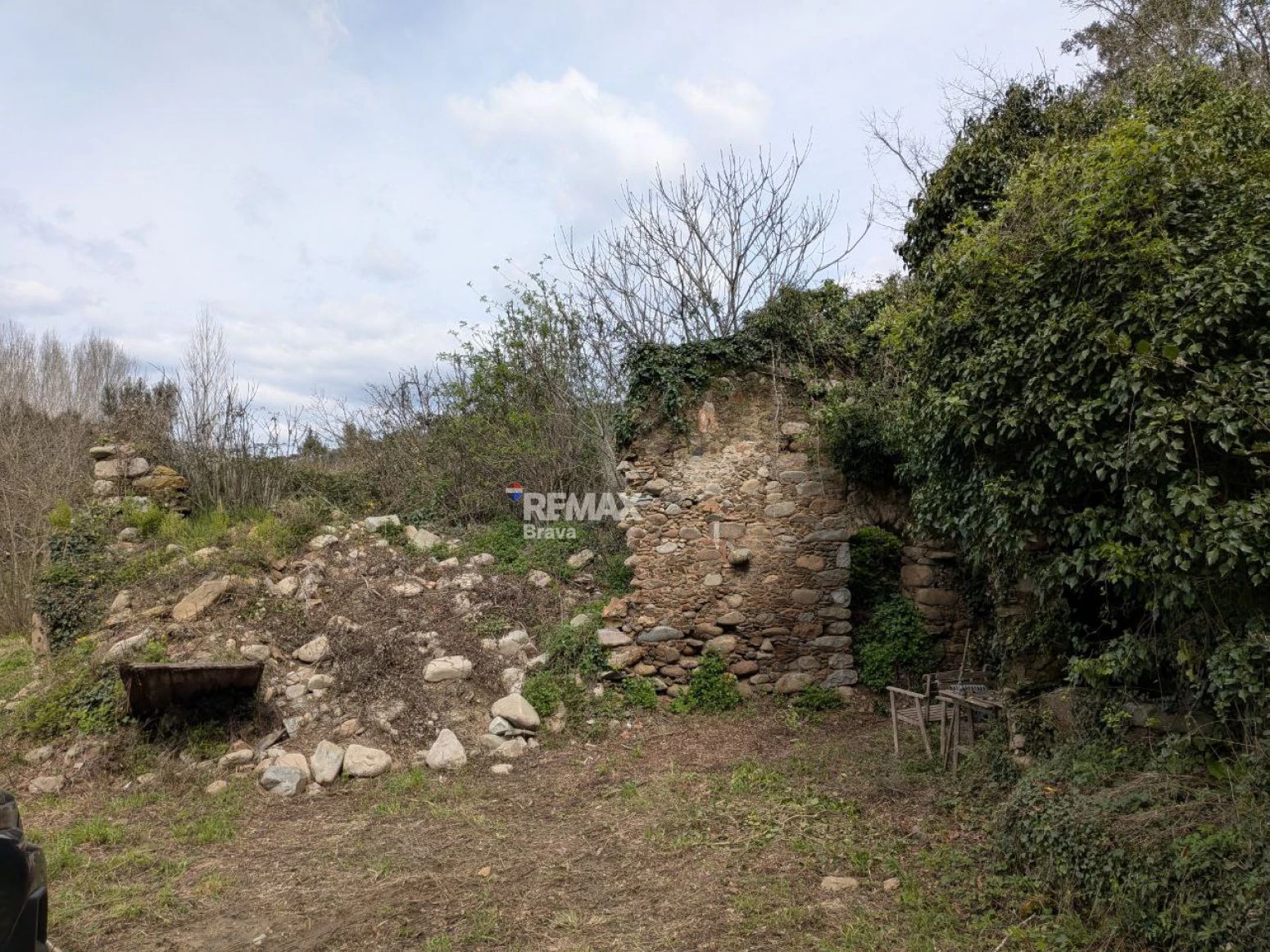 Finca única de 3,8 ha con masía y vistas al río Ter