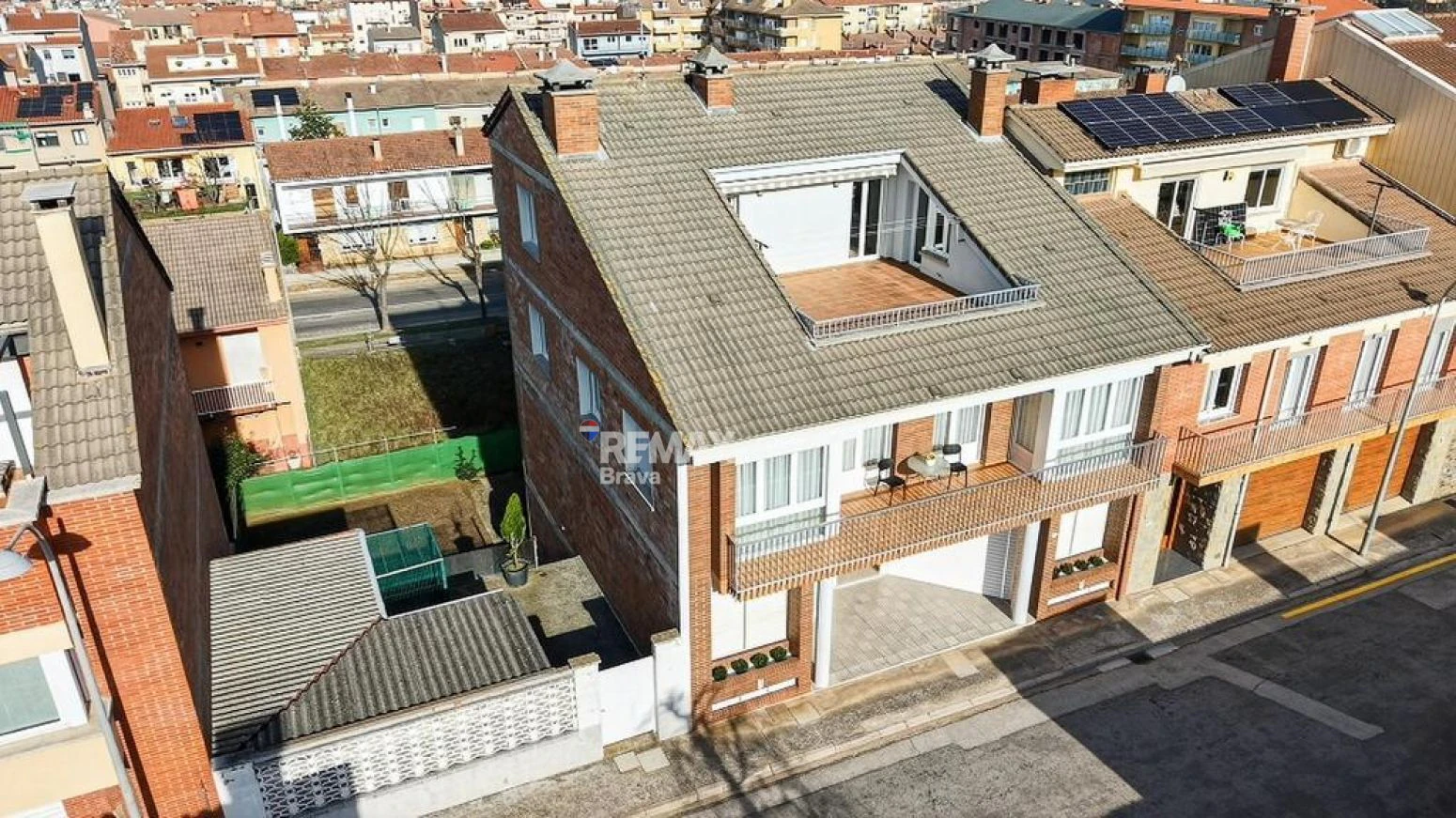 Olot · Amplia casa familiar con garaje-taller, terraza y 4 habitaciones