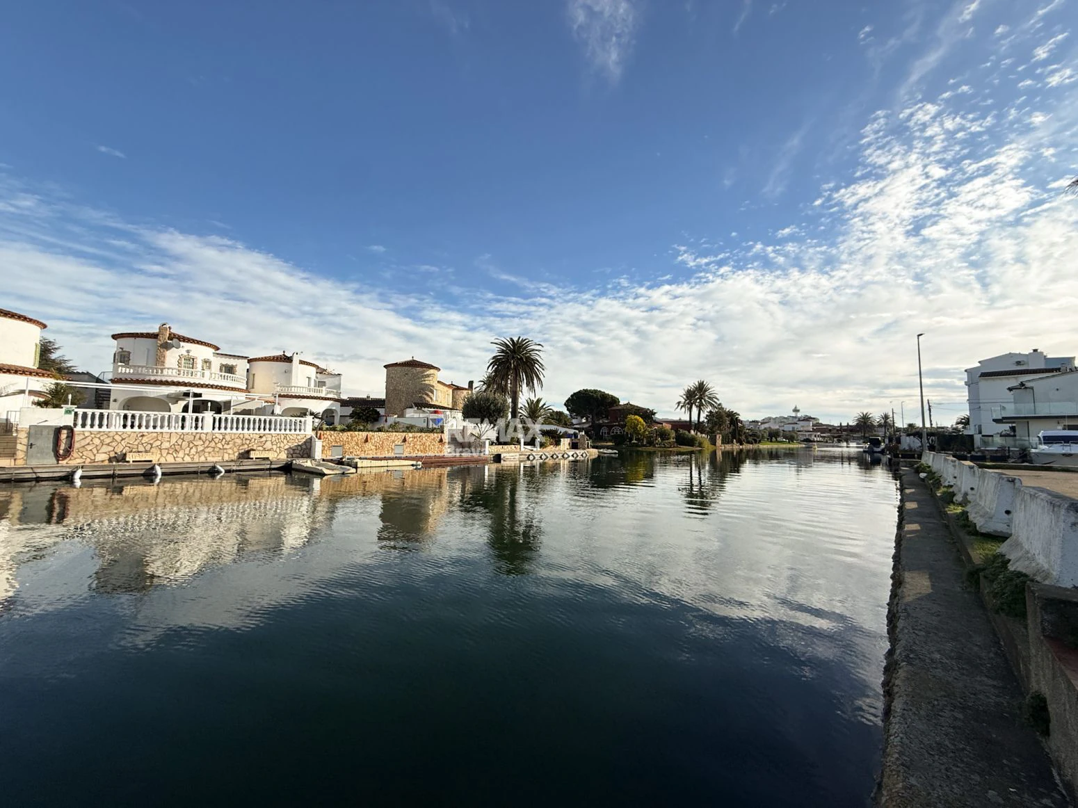 Empuriabrava · Elegante apartamento reformado con amarre comunitario y encanto mediterráneo