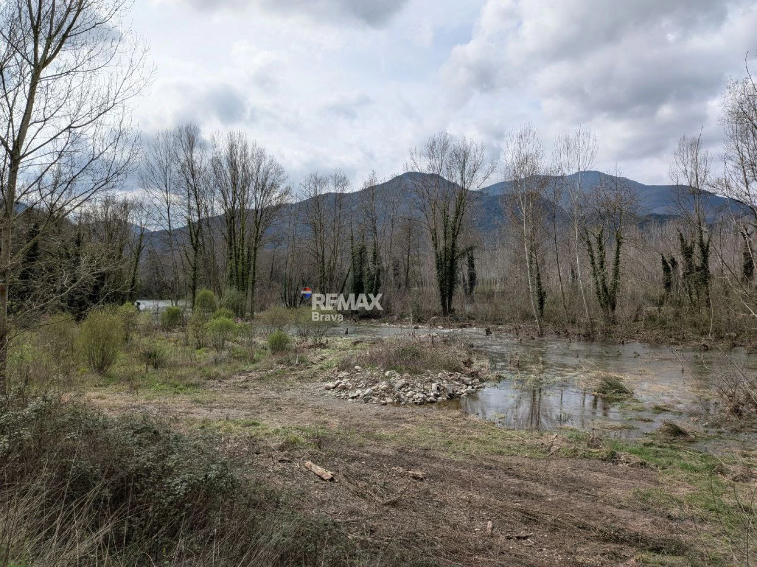 Finca única de 3,8 ha con masía y vistas al río Ter