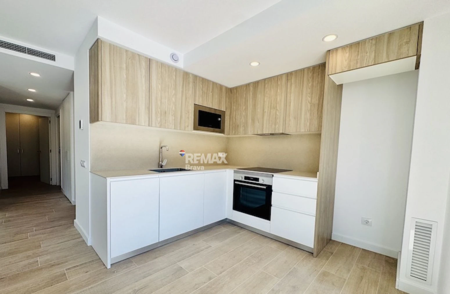 Apartamento en el Centro de Roses con Vistas al Mar y a Pasos de la Playa