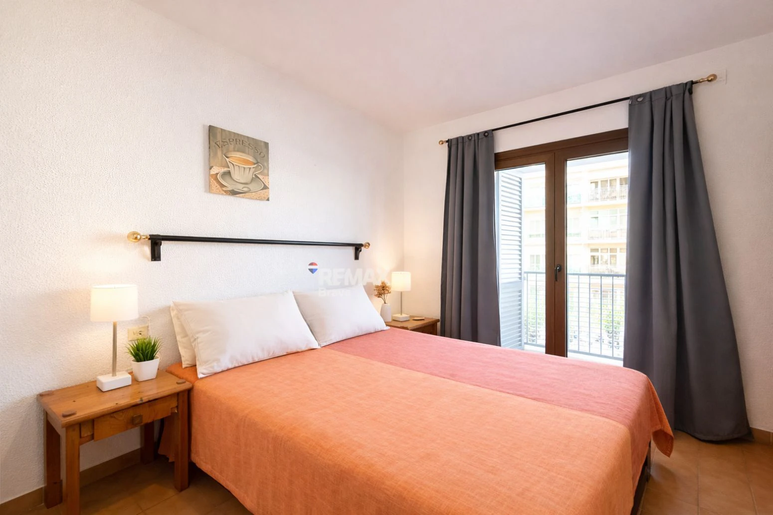 Empuriabrava · Elegante apartamento reformado con amarre comunitario y encanto mediterráneo