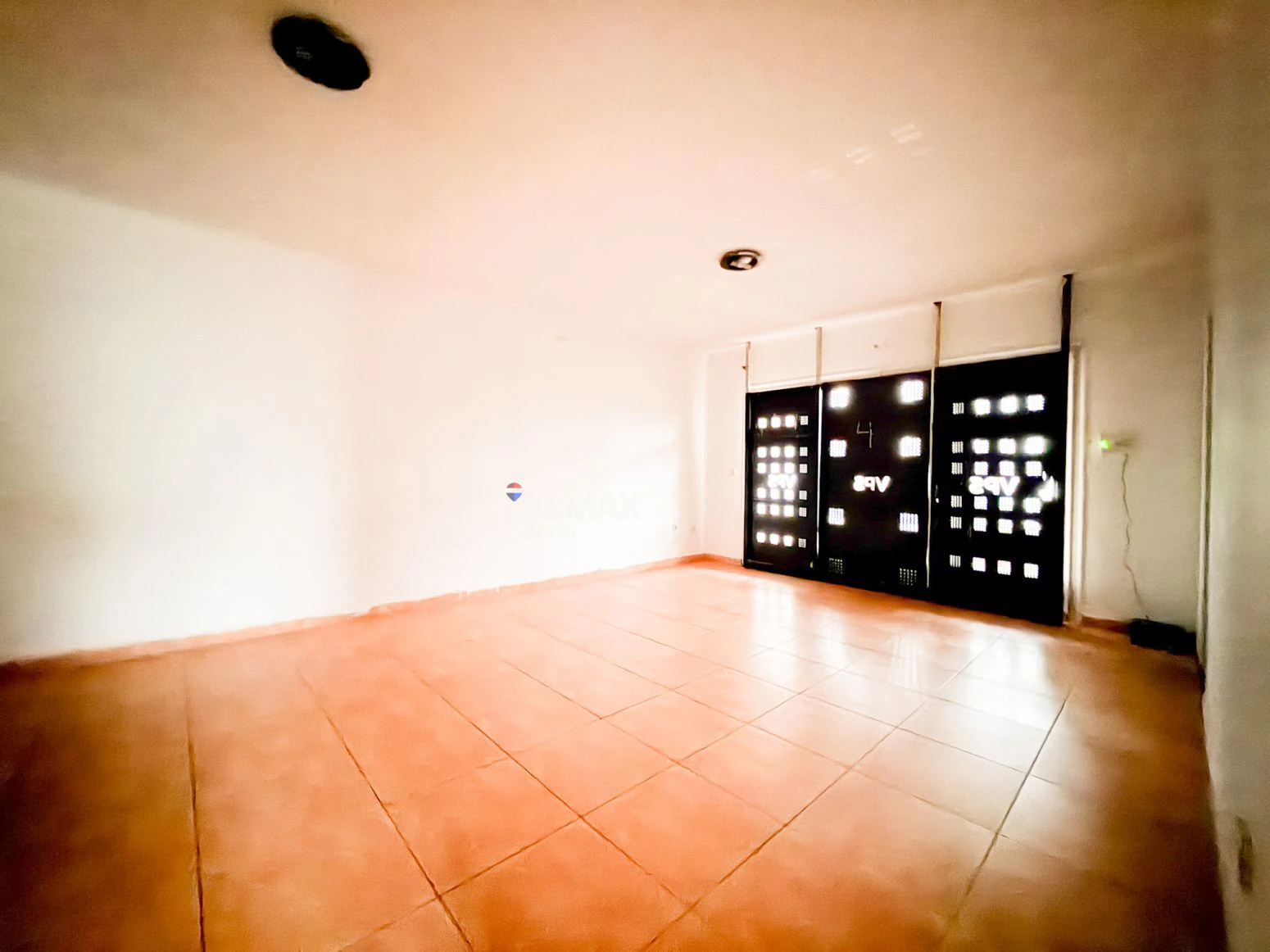 Empuriabrava · Apartamento para reformar con amplia terraza, ideal como inversión y posibilidad de financiación 100%