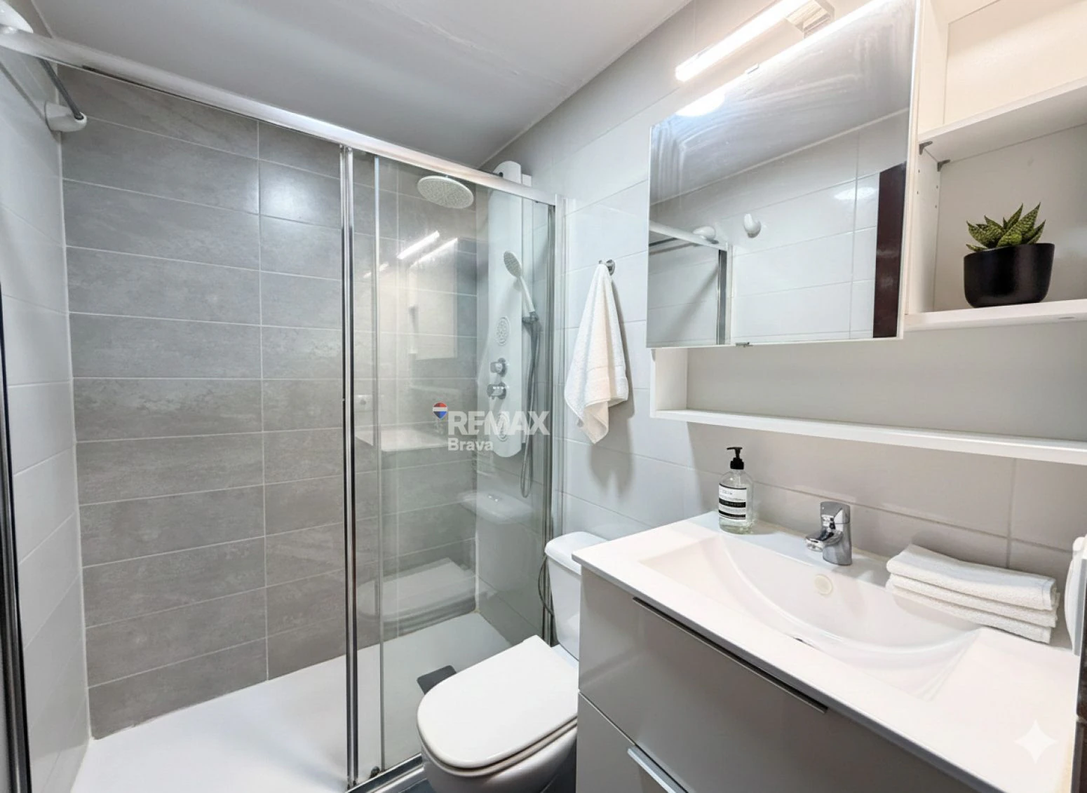 Empuriabrava · Elegante apartamento reformado con amarre comunitario y encanto mediterráneo