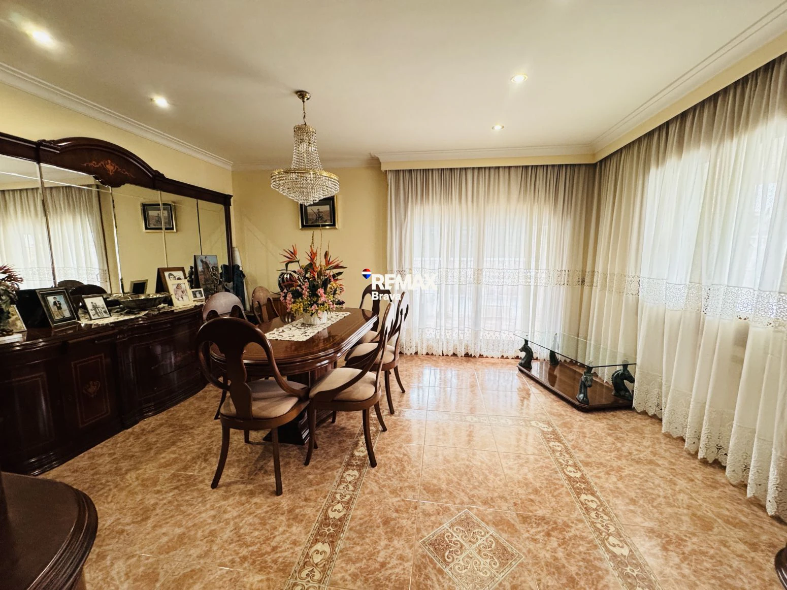 Exclusiva Casa Independiente en Montilivi: Privacidad, Luz y Elegancia en Girona