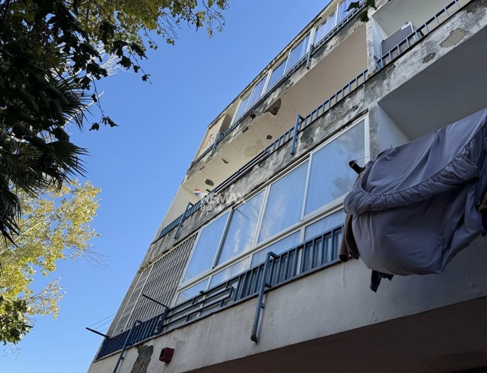 Empuriabrava · Apartamento para reformar con amplia terraza, ideal como inversión y posibilidad de financiación 100%