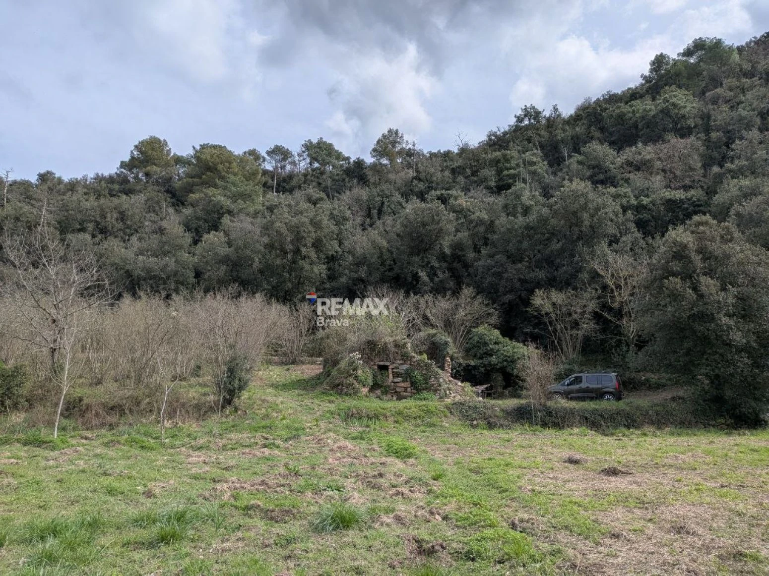 Finca única de 3,8 ha con masía y vistas al río Ter