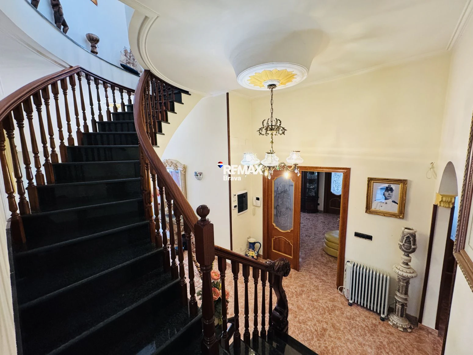Exclusiva Casa Independiente en Montilivi: Privacidad, Luz y Elegancia en Girona