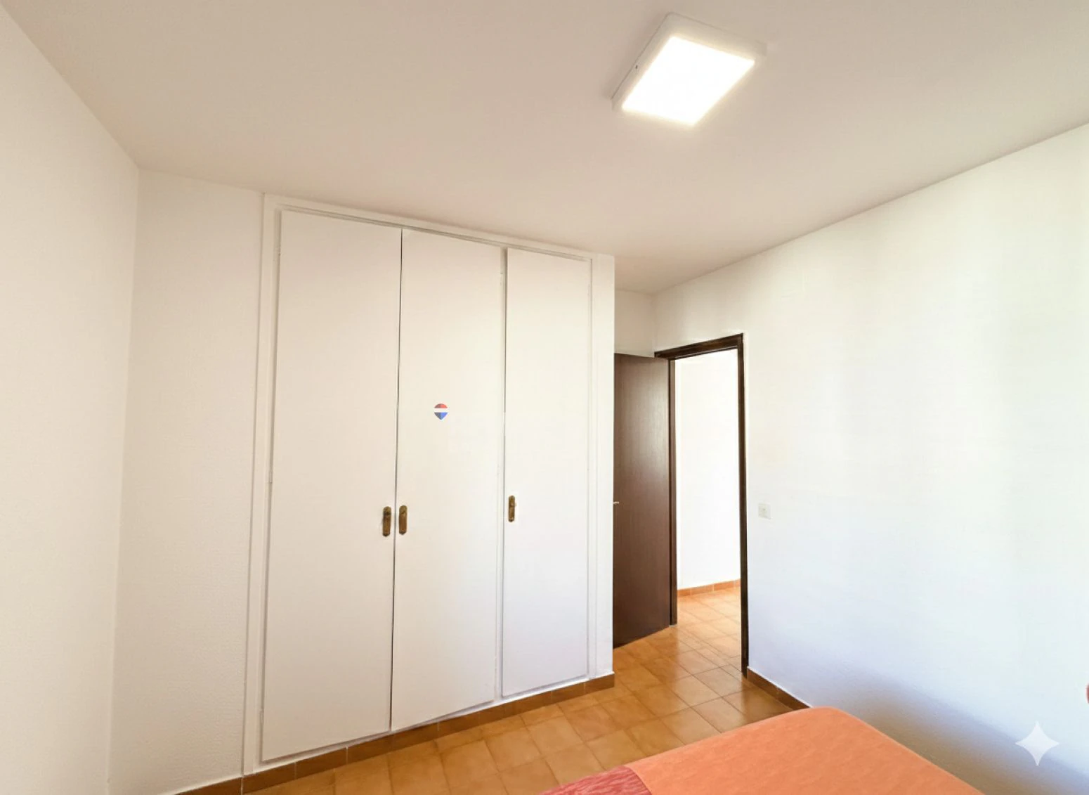 Empuriabrava · Elegante apartamento reformado con amarre comunitario y encanto mediterráneo