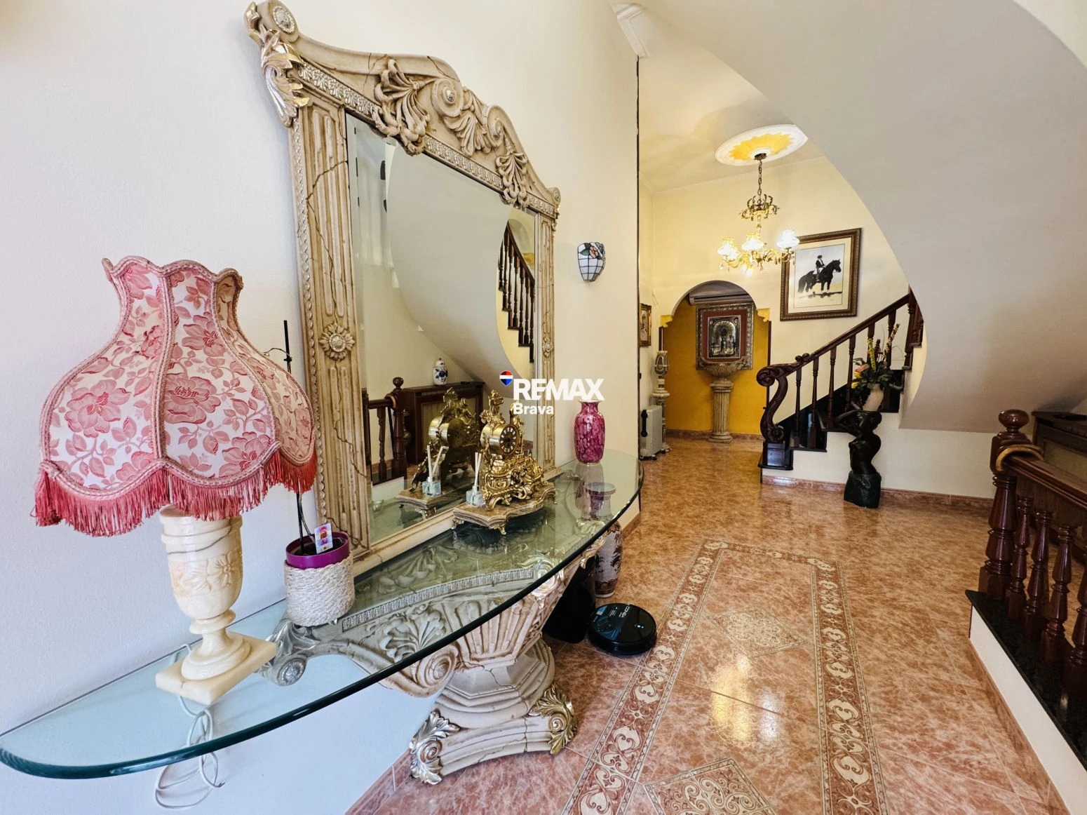 Exclusiva Casa Independiente en Montilivi: Privacidad, Luz y Elegancia en Girona