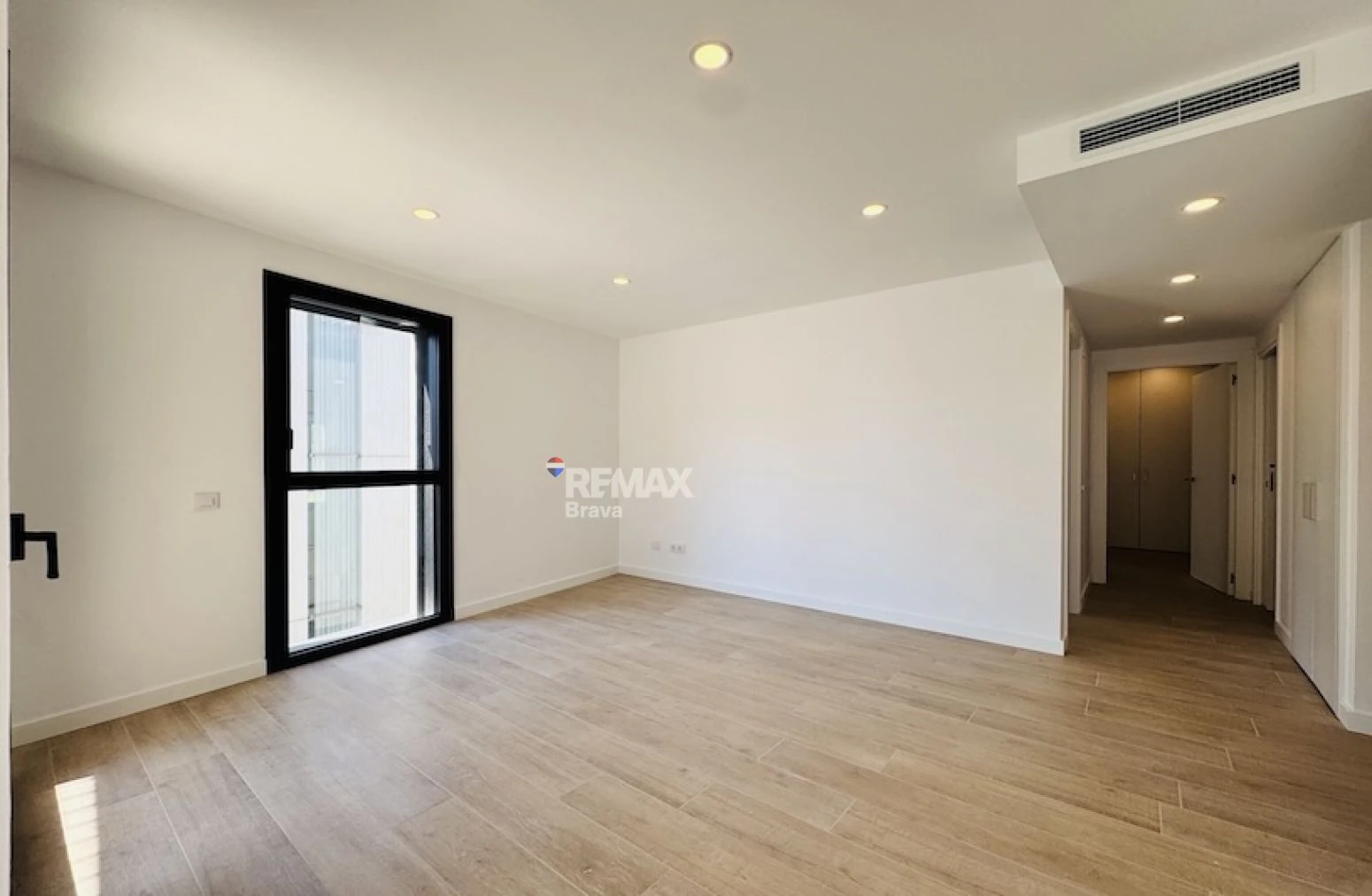 Apartamento en el Centro de Roses con Vistas al Mar y a Pasos de la Playa