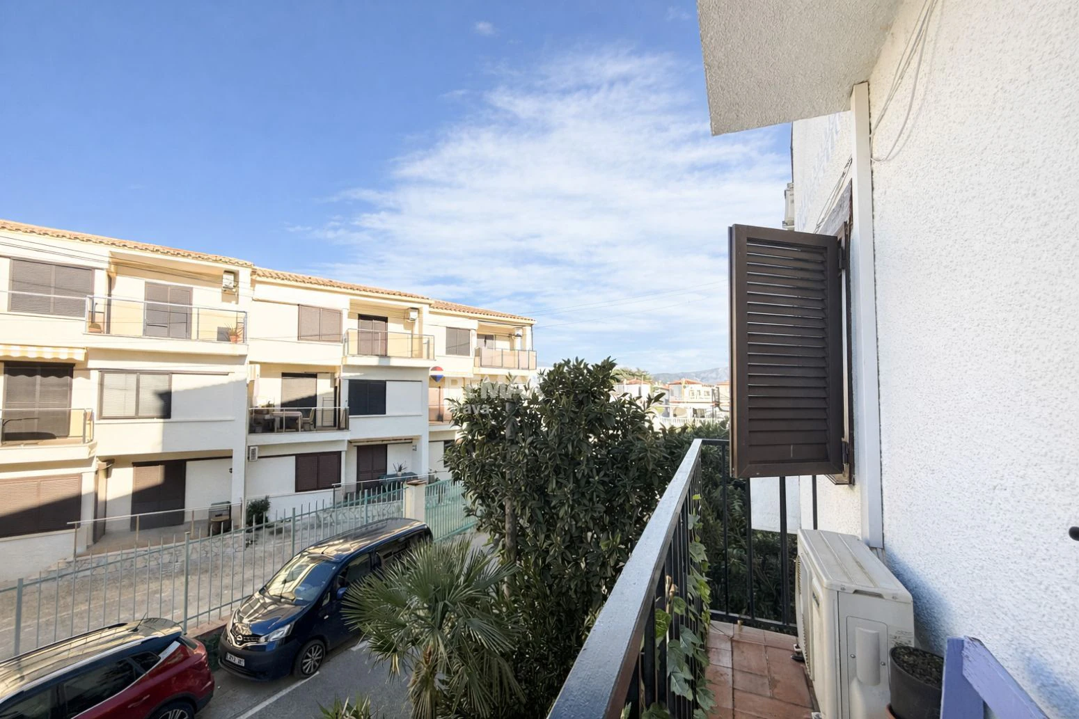 Empuriabrava · Elegante apartamento reformado con amarre comunitario y encanto mediterráneo