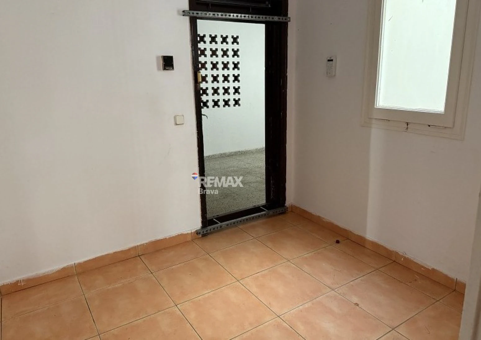 Empuriabrava · Apartamento para reformar con amplia terraza, ideal como inversión y posibilidad de financiación 100%