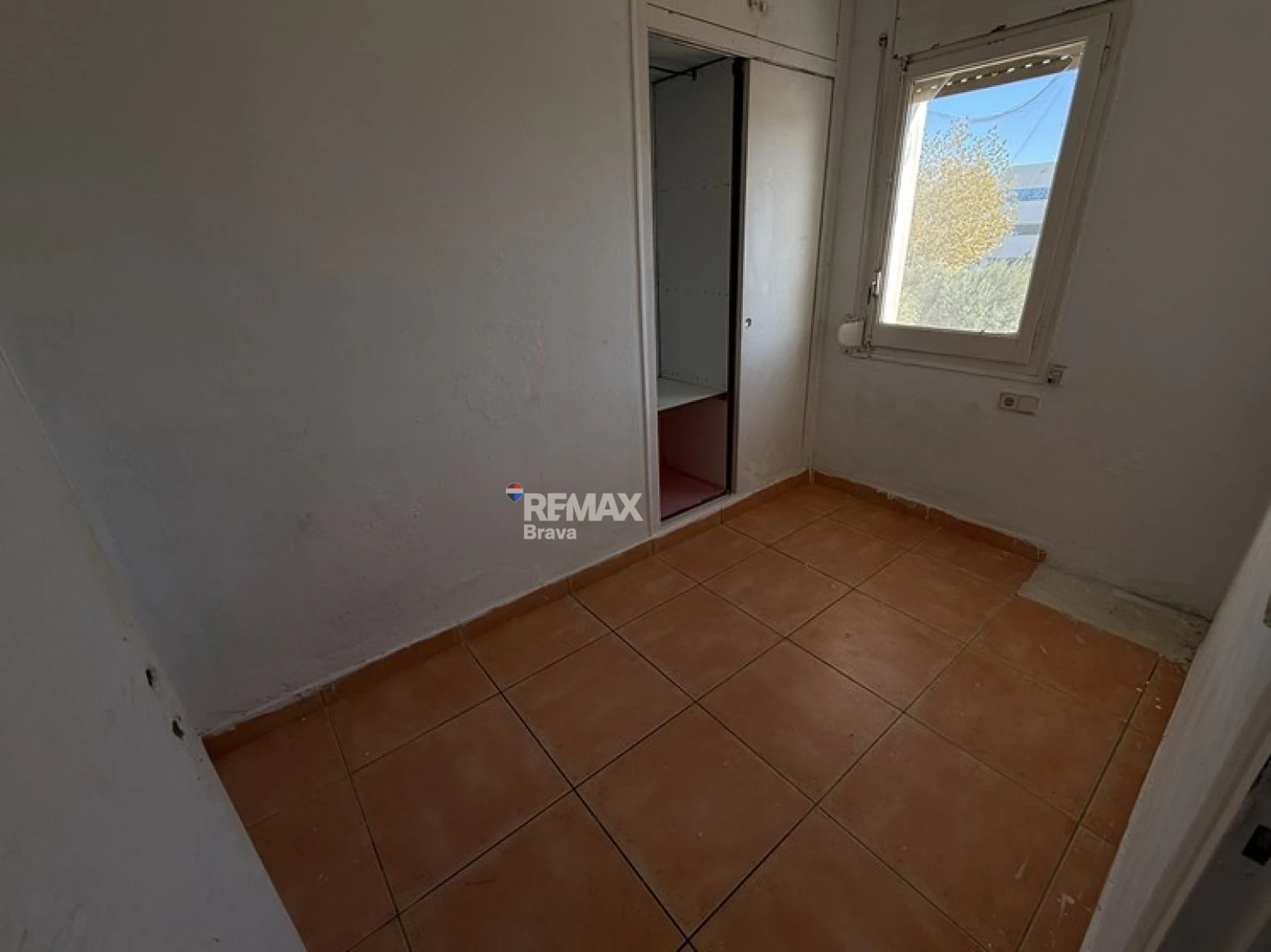 Empuriabrava · Apartamento para reformar con amplia terraza, ideal como inversión y posibilidad de financiación 100%