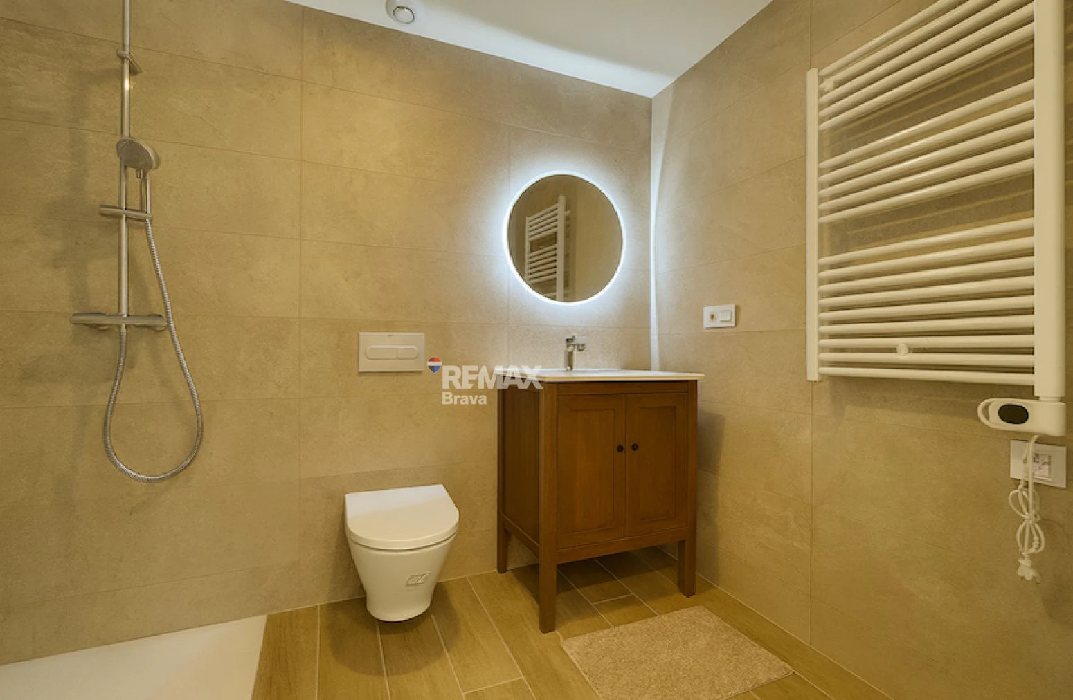 Apartamento en el Centro de Roses con Vistas al Mar y a Pasos de la Playa