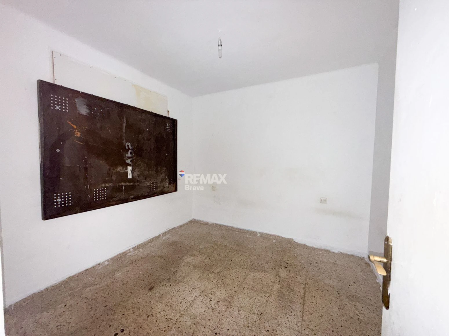Empuriabrava · Apartamento para reformar con amplia terraza, ideal como inversión y posibilidad de financiación 100%