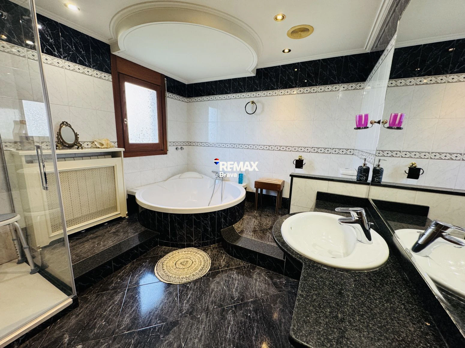 Exclusiva Casa Independiente en Montilivi: Privacidad, Luz y Elegancia en Girona