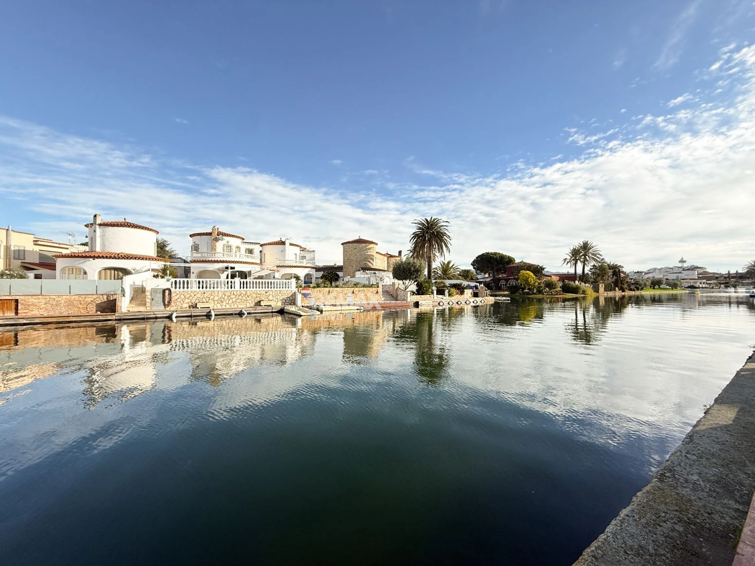 Empuriabrava · Elegante apartamento reformado con amarre comunitario y encanto mediterráneo