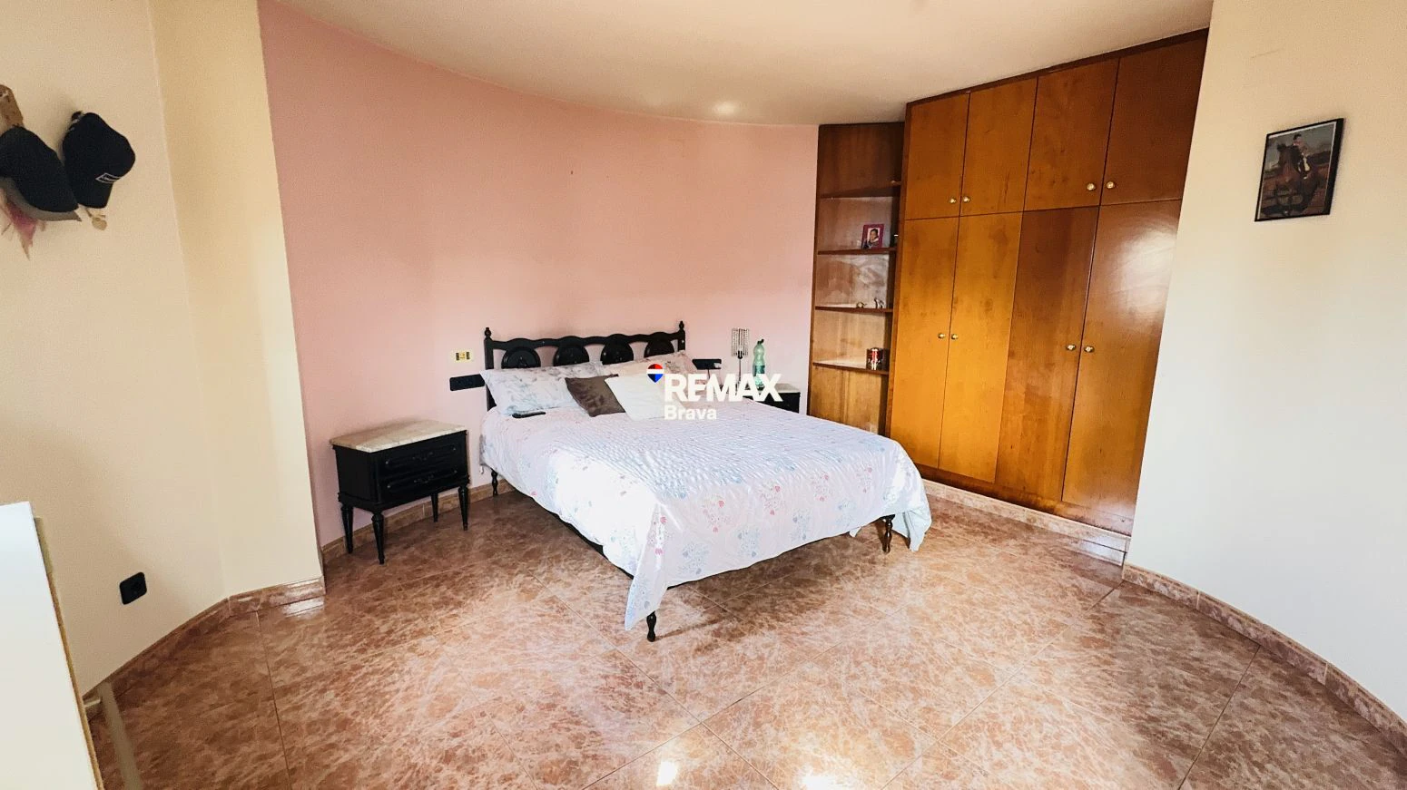 Exclusiva Casa Independiente en Montilivi: Privacidad, Luz y Elegancia en Girona