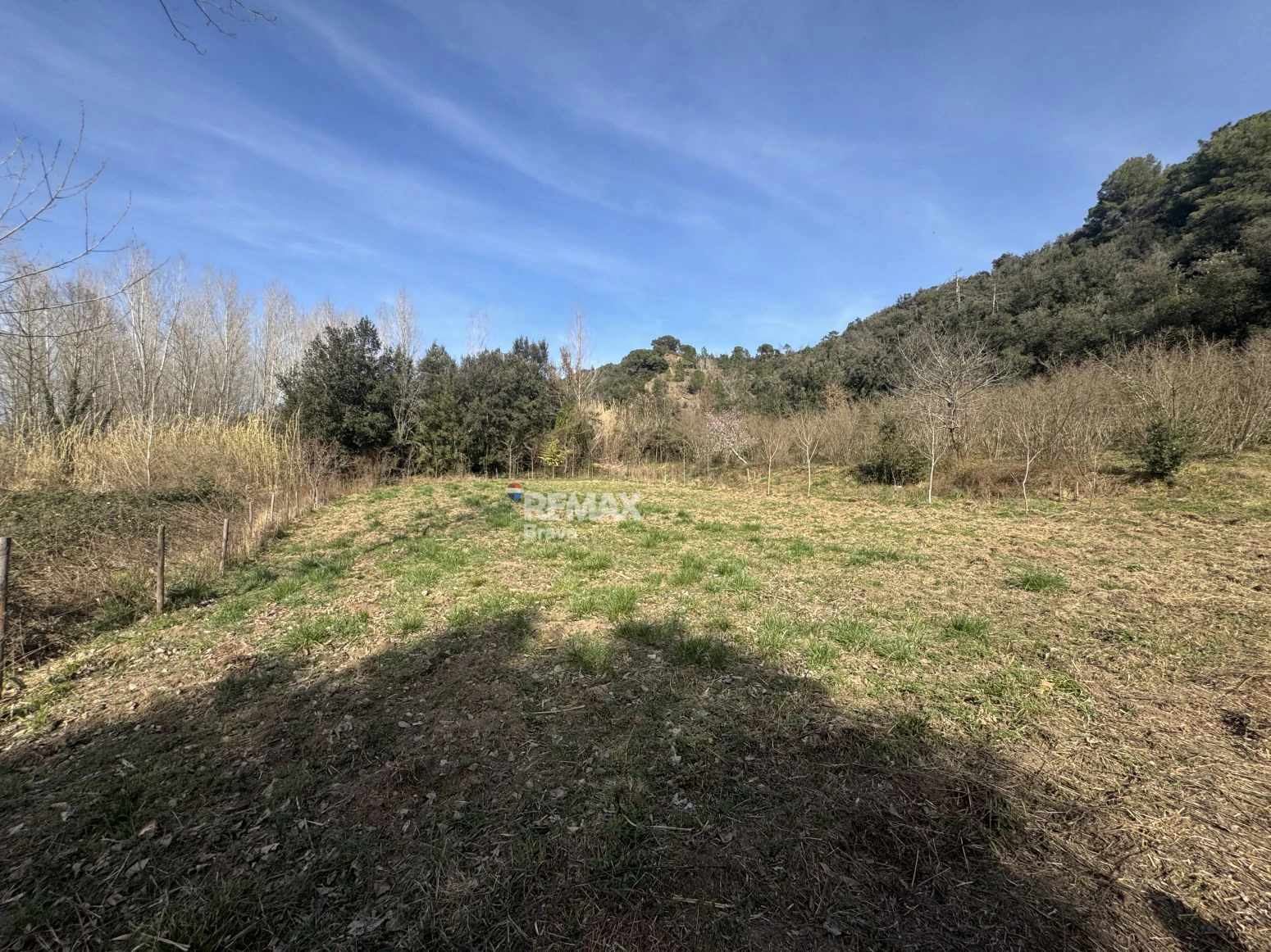 Finca única de 3,8 ha con masía y vistas al río Ter