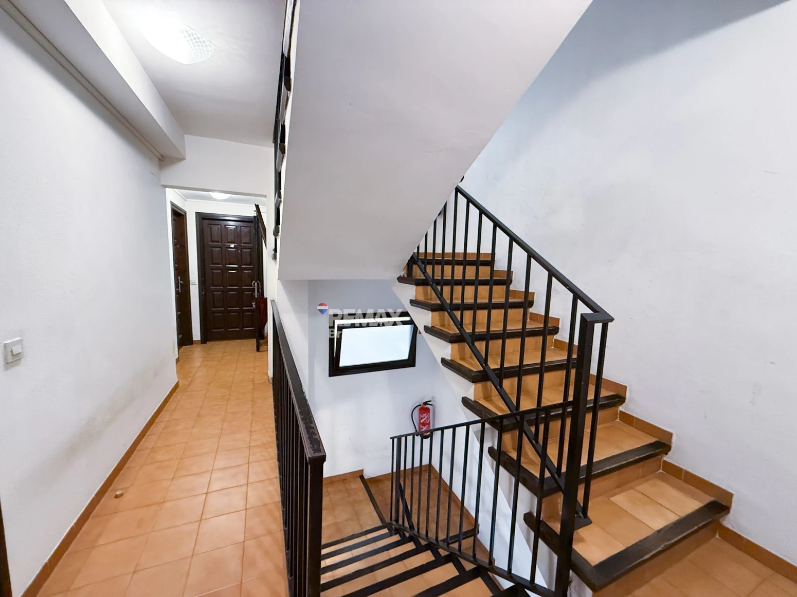 Empuriabrava · Elegante apartamento reformado con amarre comunitario y encanto mediterráneo