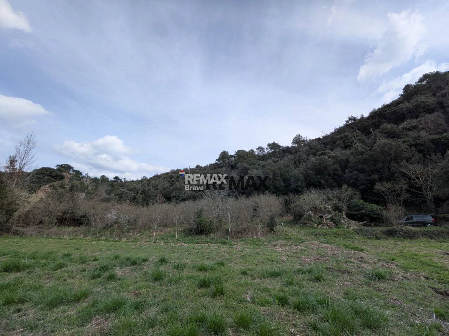 Finca única de 3,8 ha con masía y vistas al río Ter