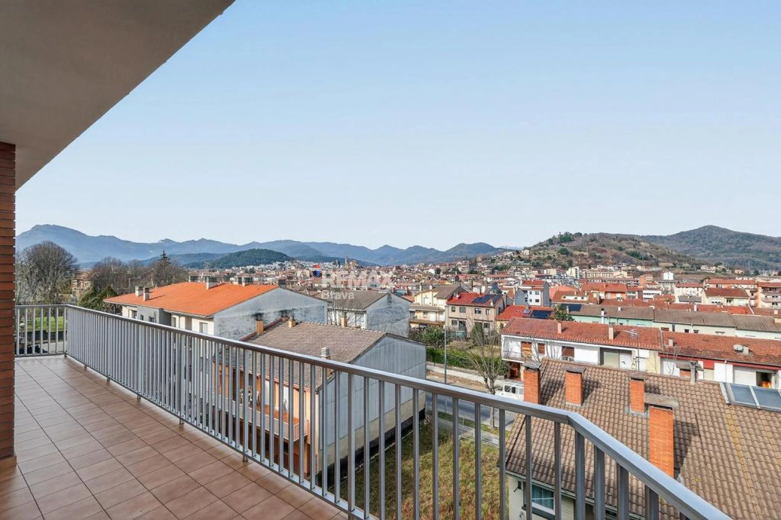Olot · Amplia casa familiar con garaje-taller, terraza y 4 habitaciones