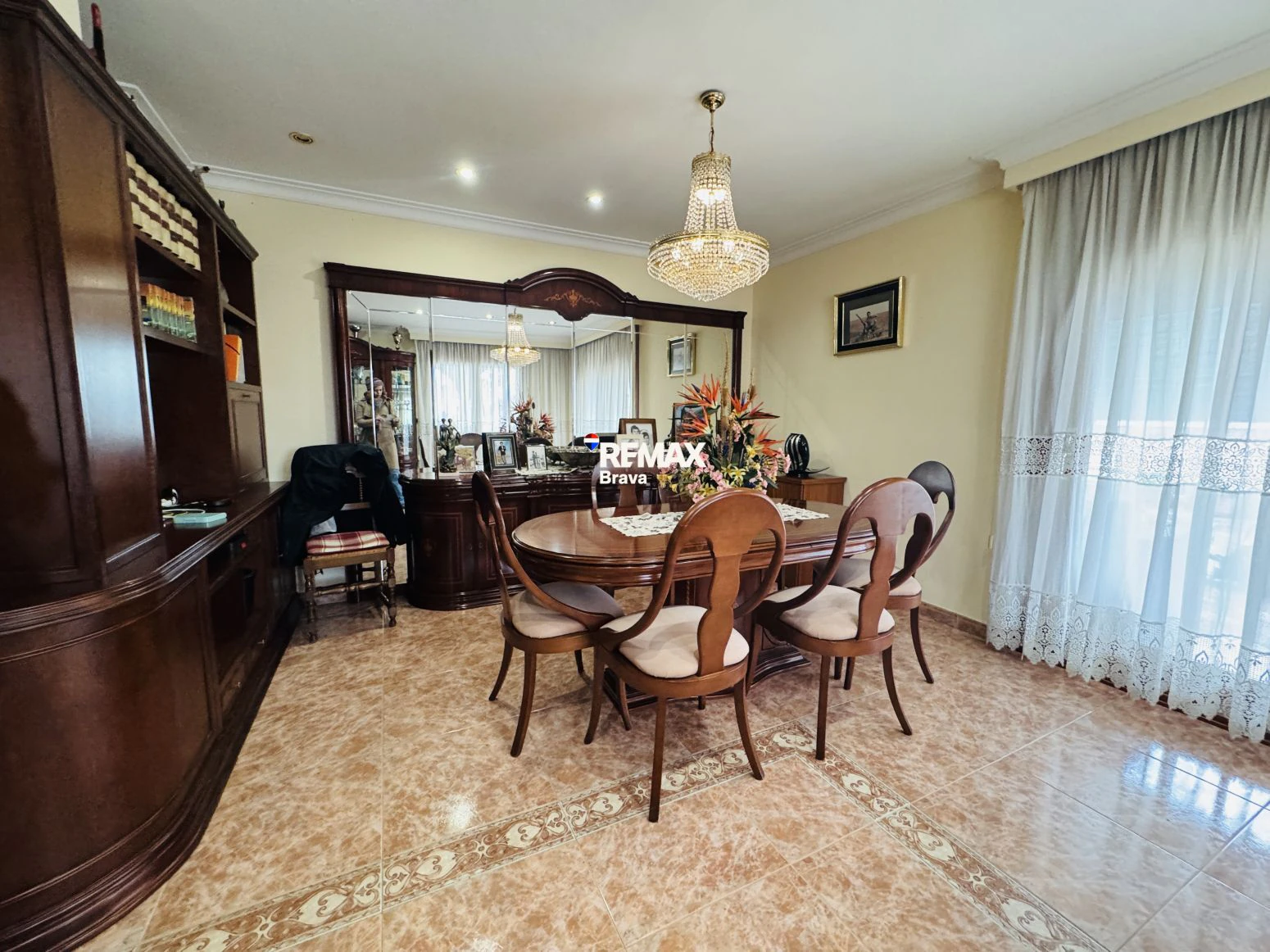 Exclusiva Casa Independiente en Montilivi: Privacidad, Luz y Elegancia en Girona