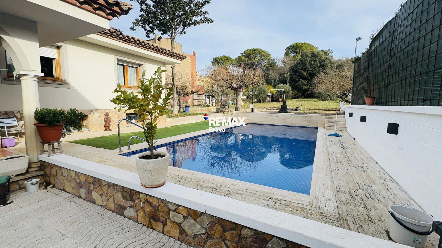 Exclusiva Casa Independiente en Montilivi: Privacidad, Luz y Elegancia en Girona