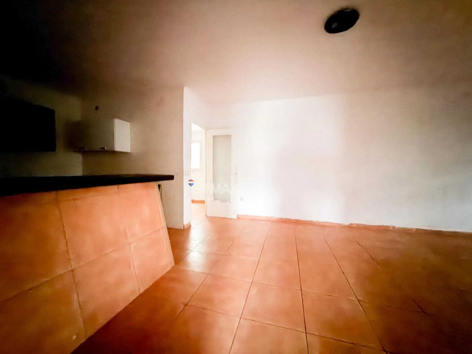 Empuriabrava · Apartamento para reformar con amplia terraza, ideal como inversión y posibilidad de financiación 100%