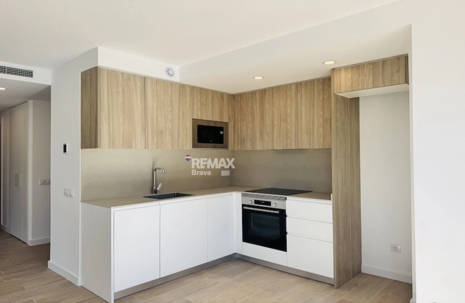 Apartamento en el Centro de Roses con Vistas al Mar y a Pasos de la Playa