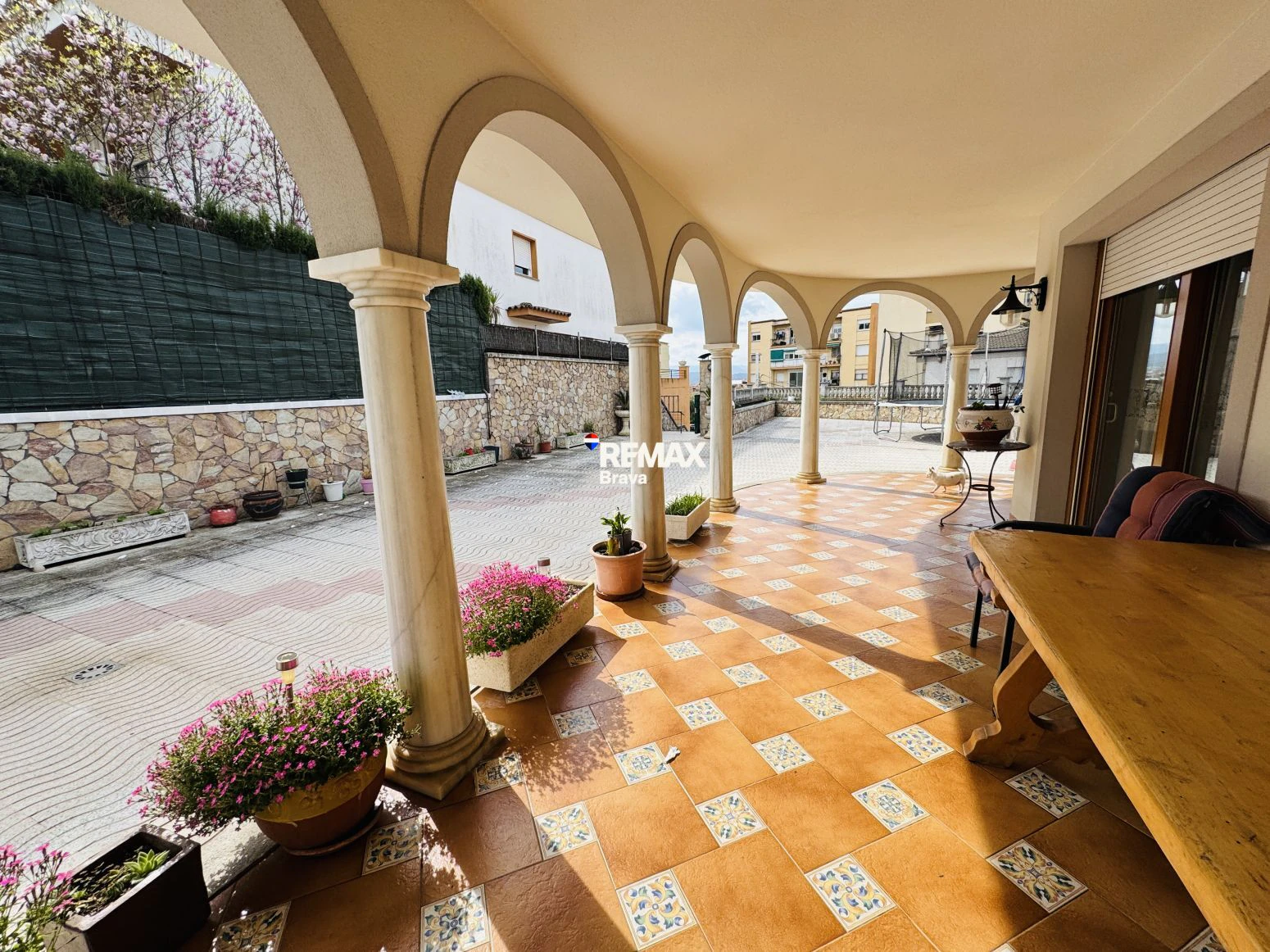 Exclusiva Casa Independiente en Montilivi: Privacidad, Luz y Elegancia en Girona