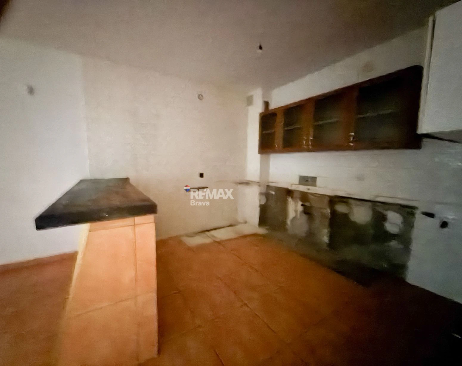 Empuriabrava · Apartamento para reformar con amplia terraza, ideal como inversión y posibilidad de financiación 100%