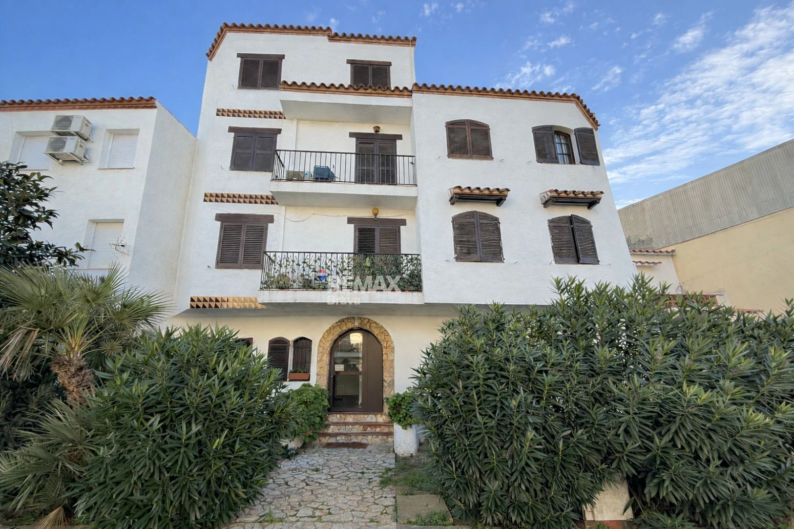 Empuriabrava · Elegante apartamento reformado con amarre comunitario y encanto mediterráneo