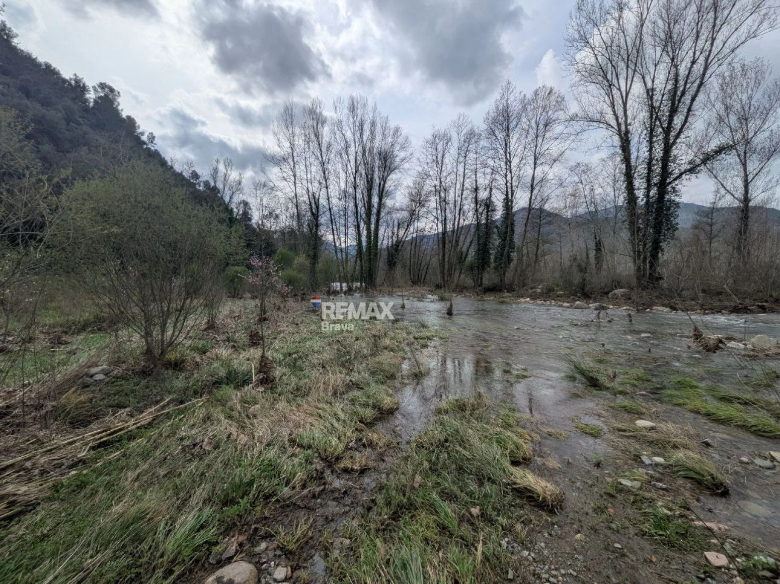 Finca única de 3,8 ha con masía y vistas al río Ter