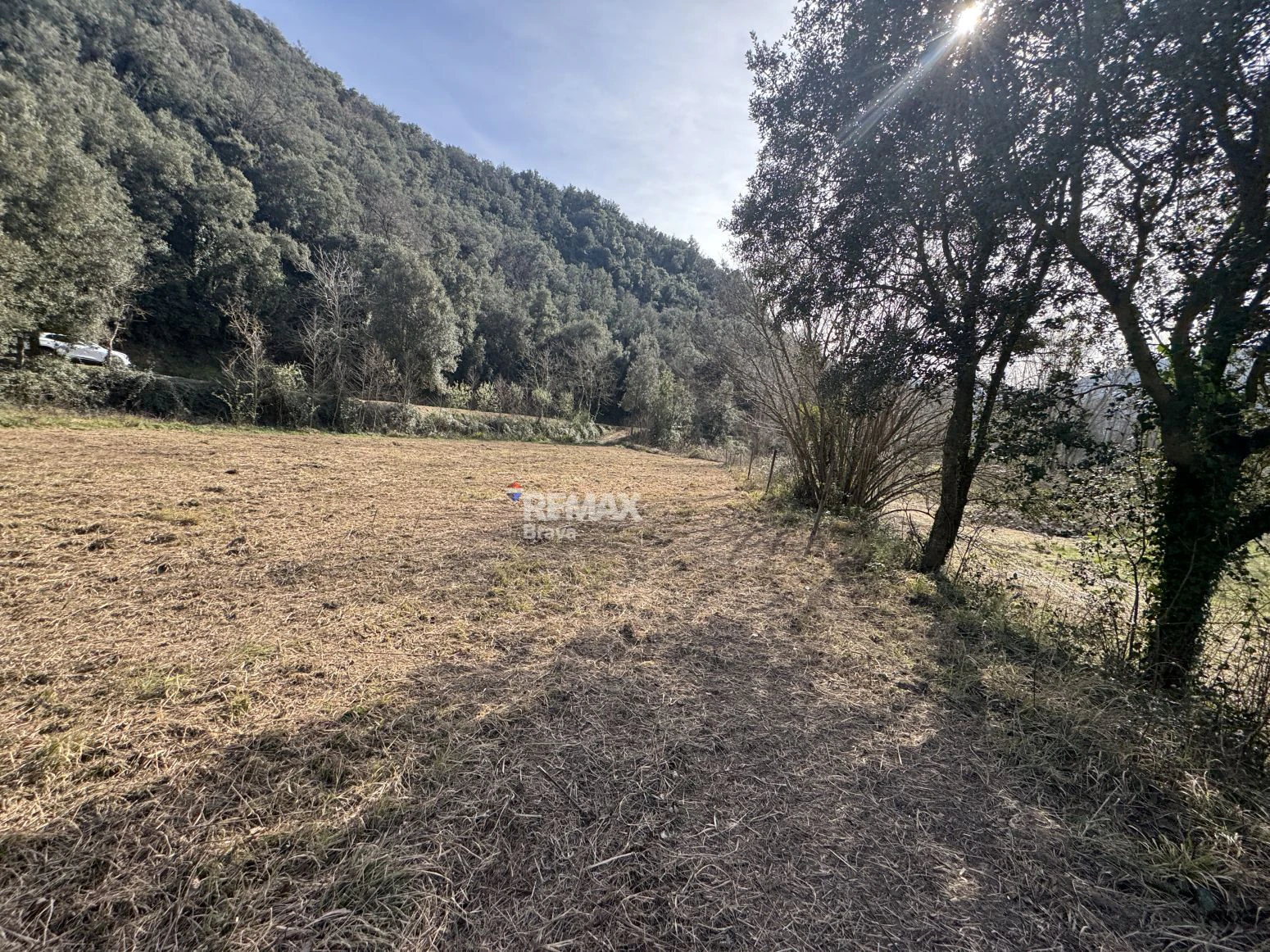Finca única de 3,8 ha con masía y vistas al río Ter