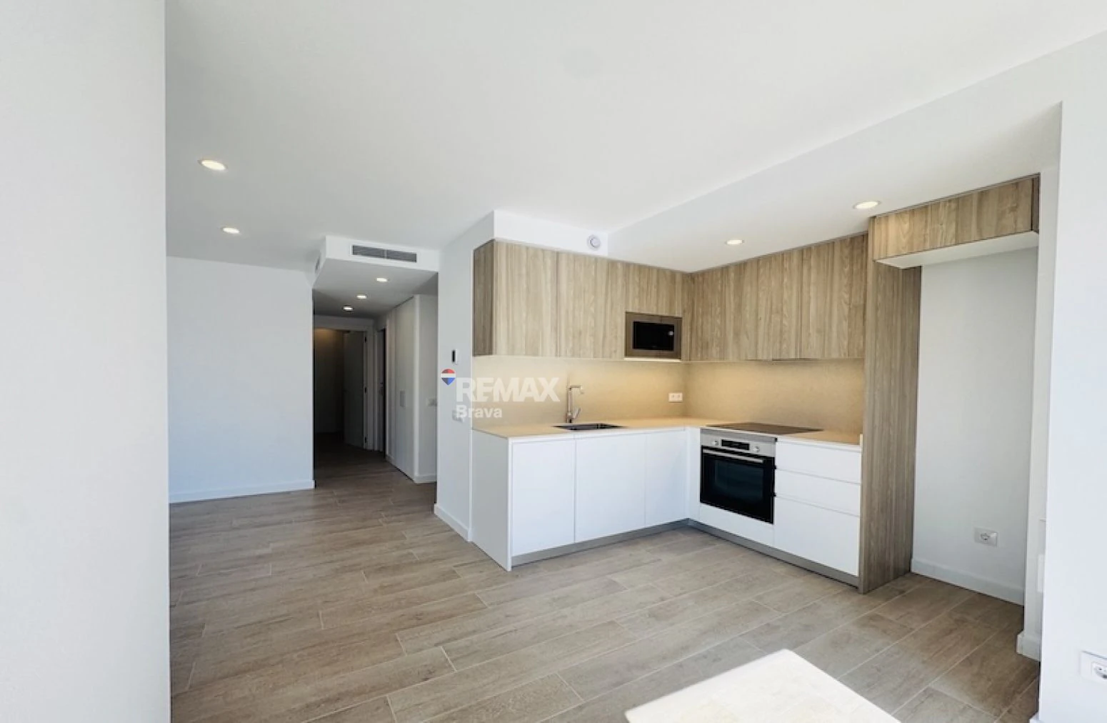 Apartamento en el Centro de Roses con Vistas al Mar y a Pasos de la Playa