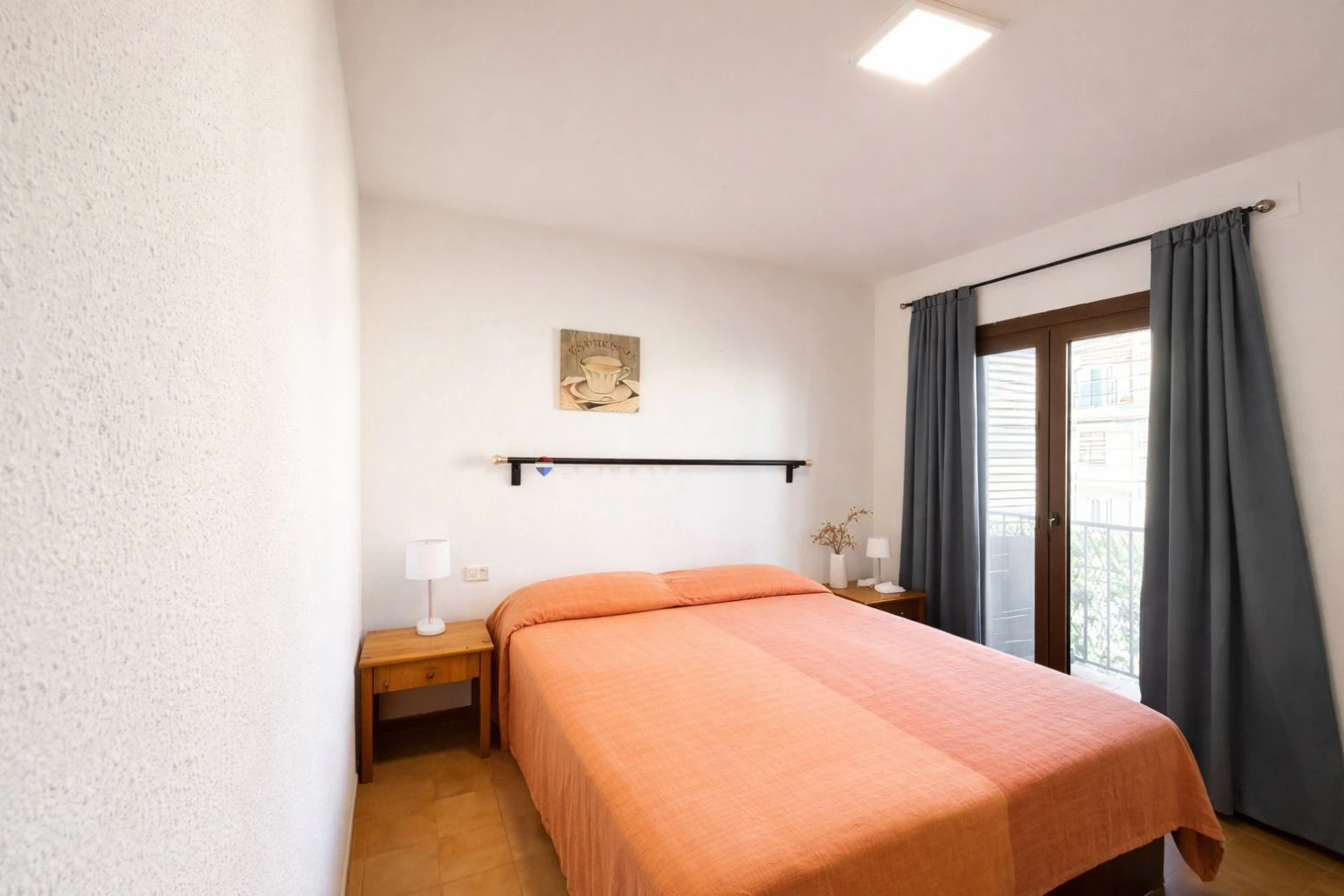 Empuriabrava · Elegante apartamento reformado con amarre comunitario y encanto mediterráneo