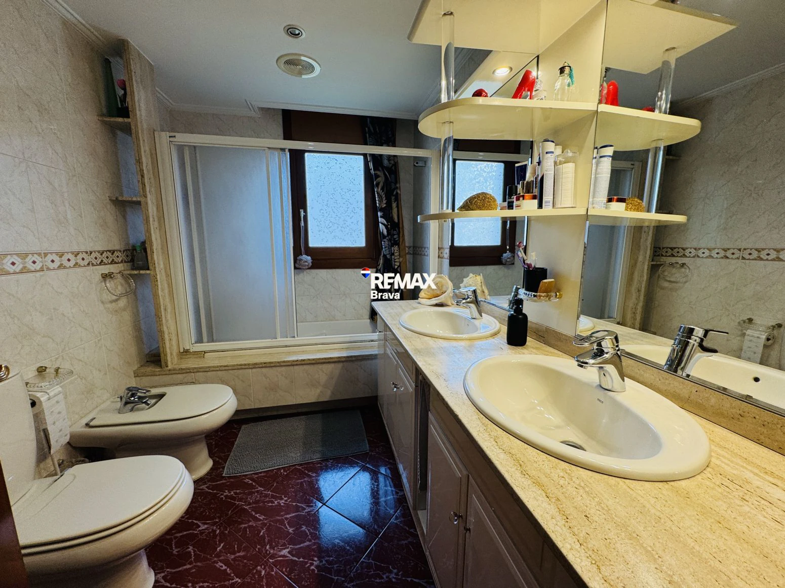 Exclusiva Casa Independiente en Montilivi: Privacidad, Luz y Elegancia en Girona